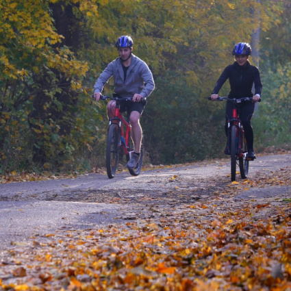 Buio, pioggia e foglie bagnate: ecco come evitare gli infortuni in bici