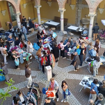 C'è lo scambio d’abiti nella corte del Municipio