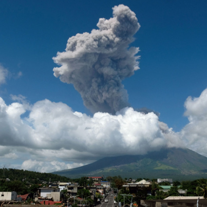 Mayon, eruzione spettacolare: nube di cenere a 3mila metri e allerta massima