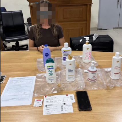 Cocaina nascosta nei flaconi di shampoo: rischia la pena di morte. Il video della scoperta