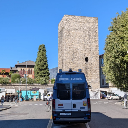 A Como i “maranza” non si fanno vedere, i negozi “barricati” riaprono