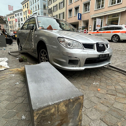 Confonde freno con l'acceleratore, 91enne finisce contro un ristorante