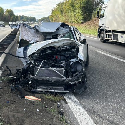 Non vede il camion fermo e si schianta