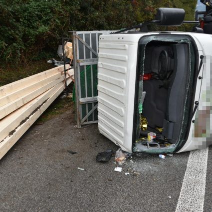 Camioncino sbanda e finisce su un fianco: un ferito