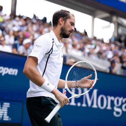 Medvedev ferisce uno spettatore e viene squalificato, Djokovic "ringrazia"