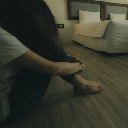 Le narcotizzava e filmava gli abusi: 22 stupri tra le mura di casa
