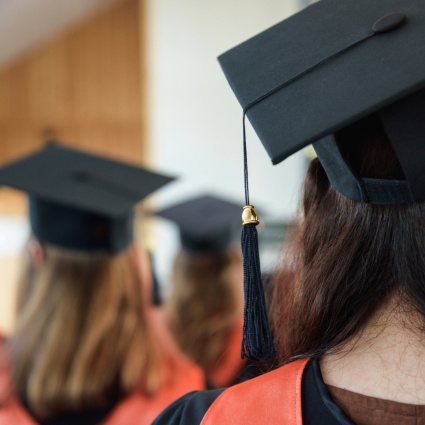 Le giovani donne sono più istruite, ma la parità di stipendio è ancora lontana