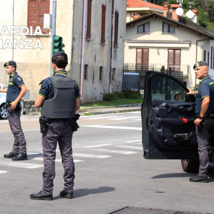 Val d'Intelvi, sorpresi a preparare dosi di droga al parco giochi