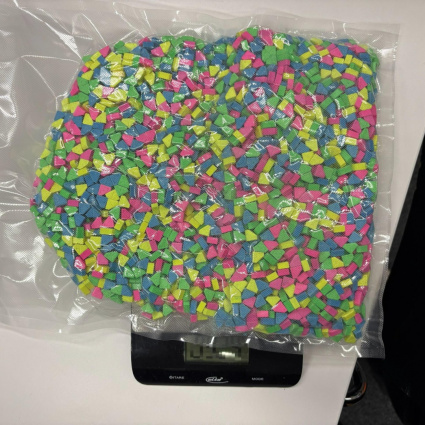 Droga, fugge e getta 40mila euro dal finestrino