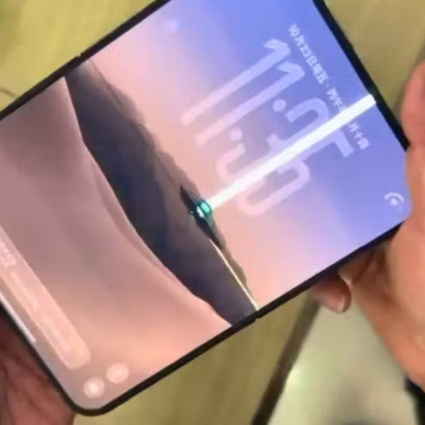 Aperto giusto due volte: «Lo schermo si è crepato!», e ciao ciao all'iPhone da 2'000 fr.