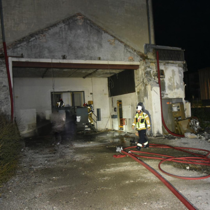 Stabile disabitato in fiamme, non si esclude il dolo