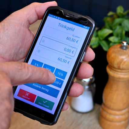 Bce: «Euro digitali nel telefonino»