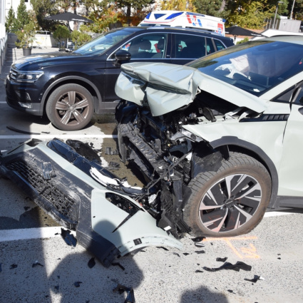 Lo schianto nel parcheggio