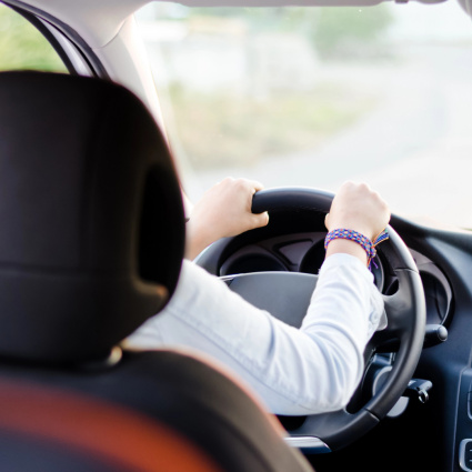 Finge di avere l'auto guasta e rivende quelle sostitutive