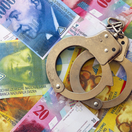 Finti bancari convincono un 85enne a prelevare tutti i risparmi