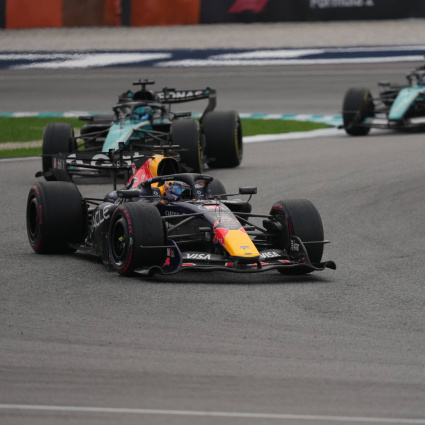 Verstappen padrone di un GP pazzo
