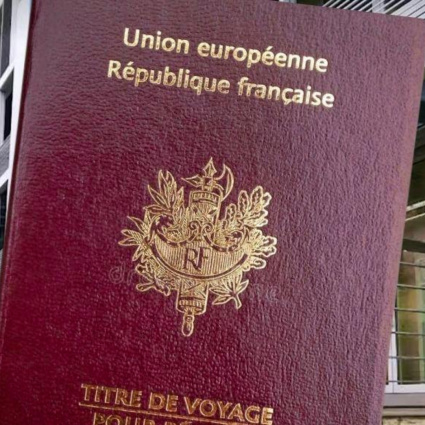 Si spaccia per francese e apre due aziende in Svizzera: un dettaglio sul passaporto lo incastra