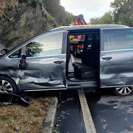 Perde il controllo dell'auto e si schianta contro la parete