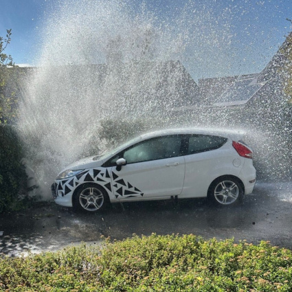 Automobilista in fuga si schianta contro un idrante