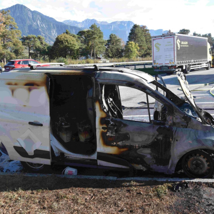 Furgone distrutto dalle fiamme sull'A13
