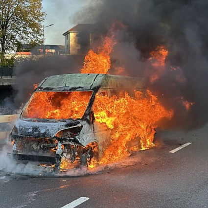 Vedono il fumo, poi il furgone prende fuoco