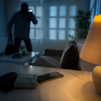 Furti con scasso: «Se siete in vacanza, non scrivetelo sui social». Ecco i consigli della polizia