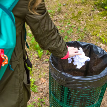 Getta due fogli nel cestino: sono 150 franchi (di multa)