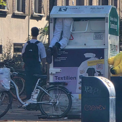 Giovane s'infila nel container degli abiti usati. «Questa scena mi ha rattristato»