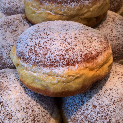 Gli dà dei bomboloni e lo lascia morire: la ricostruzione del delitto