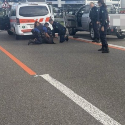 Gli rubano l'auto sotto il naso, poi la fuga spericolata in autostrada