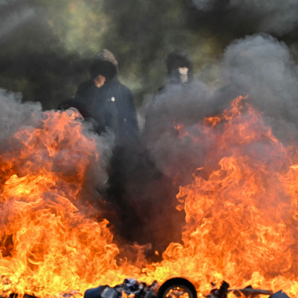 Scuole date alle fiamme e duemila arresti