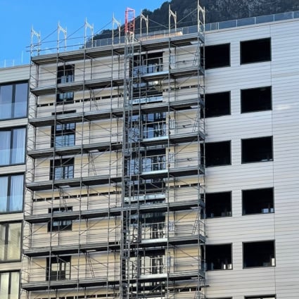 Grave infortunio in un cantiere: operaio cade da un'impalcatura
