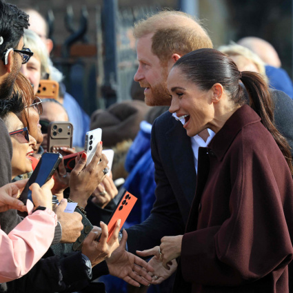Bagno di folla per Harry e Meghan nel primo impegno pubblico dopo il ritorno
