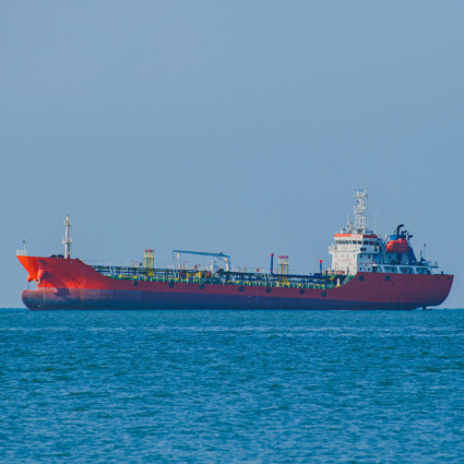 Una petroliera è esplosa dopo aver colpito una mina a sud di Hormuz