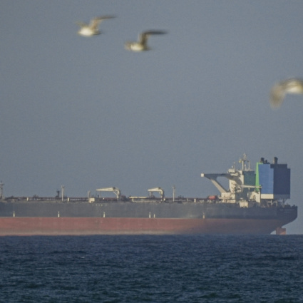 Una petroliera urta una mina nello Stretto di Hormuz e prende fuoco