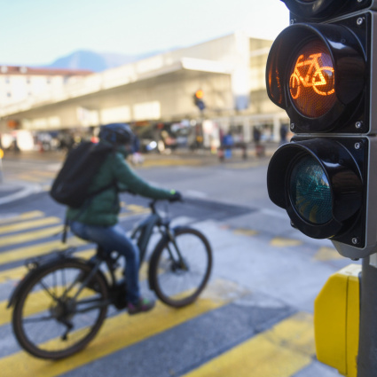 In otto giorni 35 multe. E-bike e monopattini fuori controllo