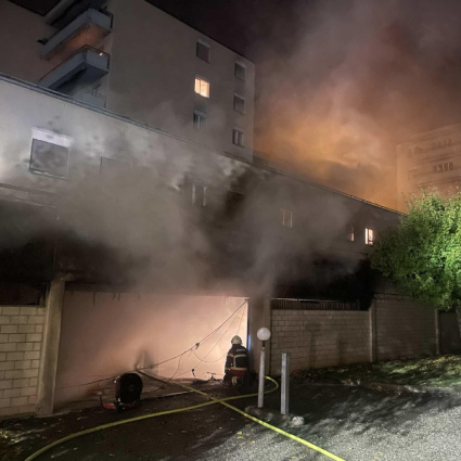 Incendio in un garage sotterraneo: danneggiati 38 veicoli
