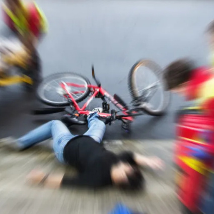 Perde il controllo della bicicletta e cade: morto il 90enne