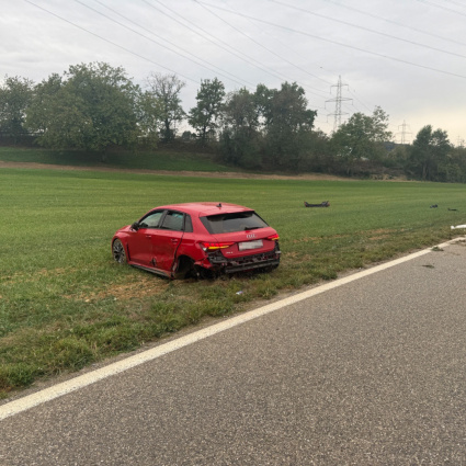 Invade la corsia opposta, travolge un'auto e poi una moto: morto il centauro