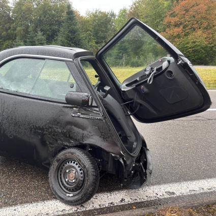 La Microlino sbanda e si scontra con un'altra vettura