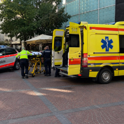 Aggressione in pieno centro: tre donne colpite, tra cui una 17enne