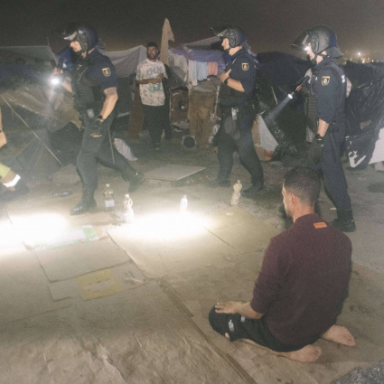 A Ceuta la polizia sgombera la spiaggia