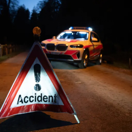 Si scontra con un'auto, morta motociclista