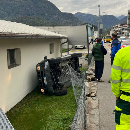 Auto si ribalta e finisce contro il muro di una casa a Solduno