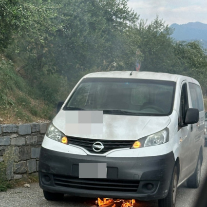 Nel traffico di una serata da dimenticare, un furgone prende fuoco all'improvviso