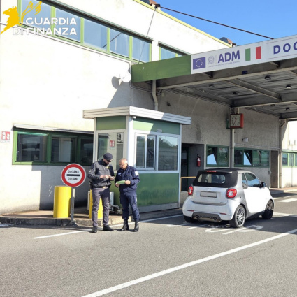 Niente da dichiarare? «No». E quei foulard?