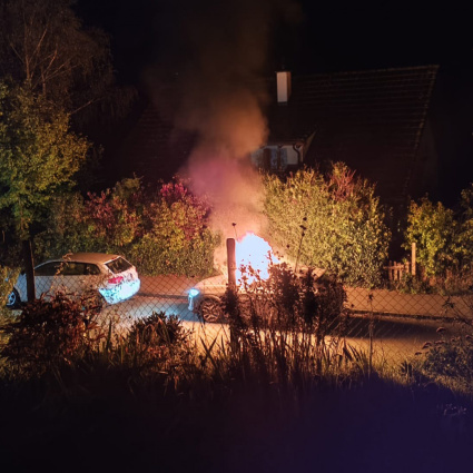 Auto in fiamme nella notte, la polizia cerca testimoni