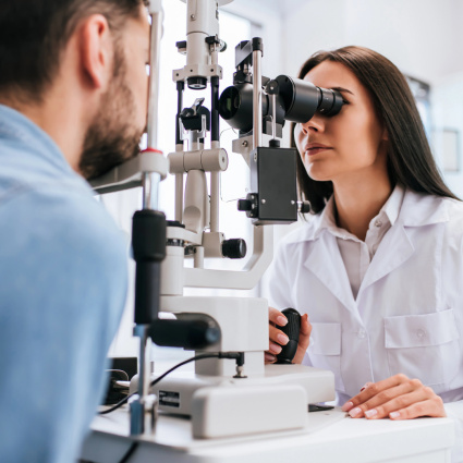 I vecchi occhiali in cambio di un check-up visivo gratuito