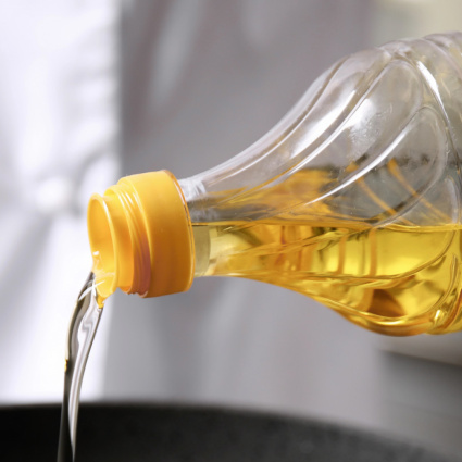 Il diesel costa troppo... e c'è chi fa il pieno con l'olio da frittura
