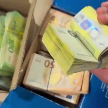 Oltre 240mila euro in contanti, tra i bagagli e nella borsa della spesa